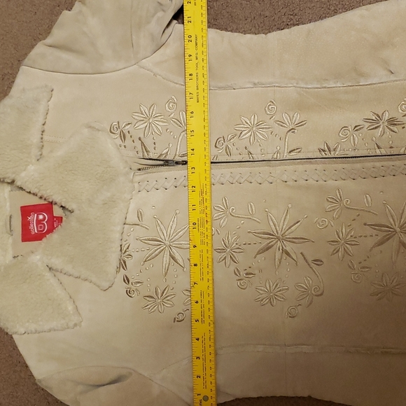 Embroidered Women's suede coat - Picture 3 of 7